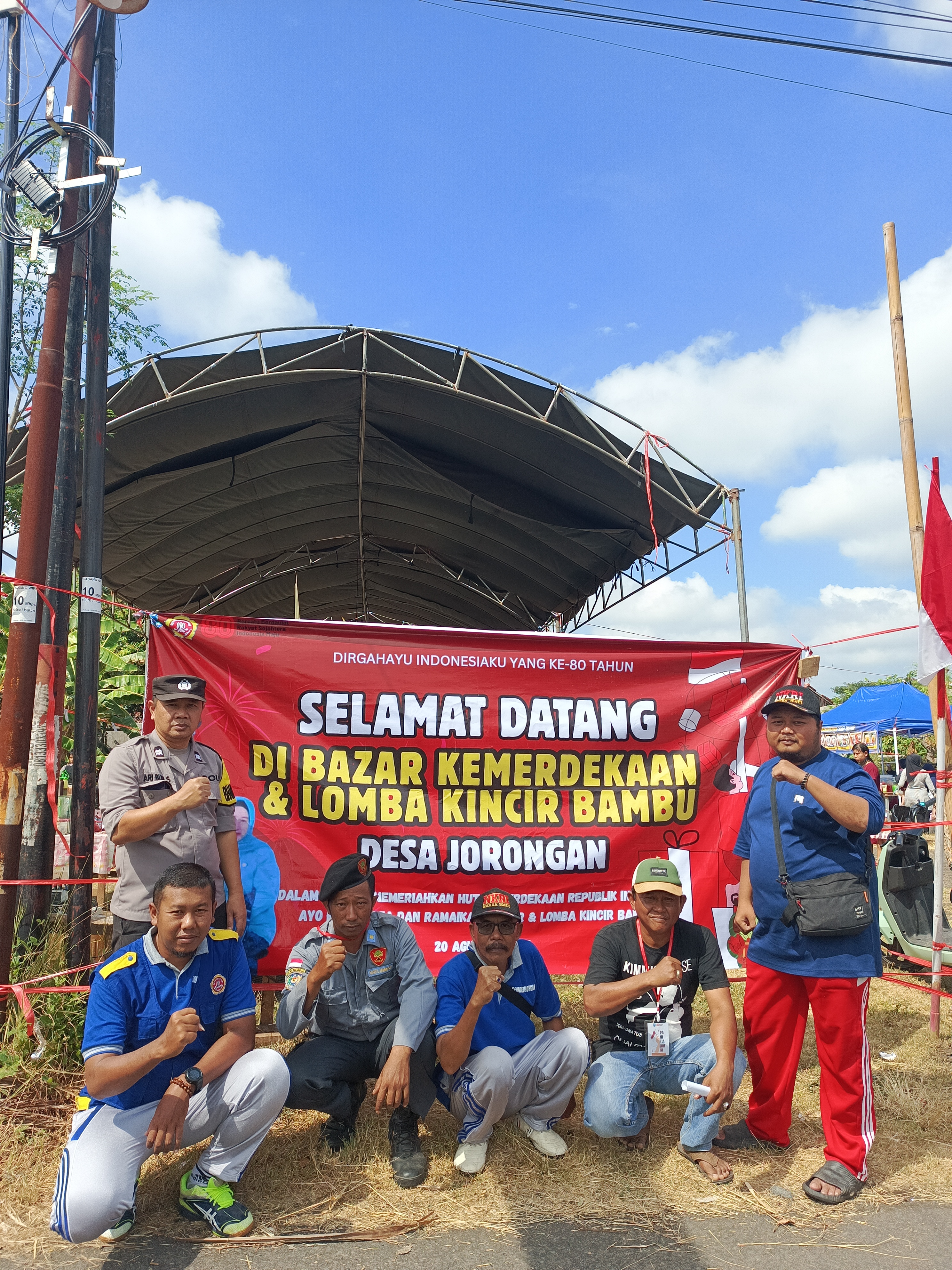 Warga Desa Jorongan Antusias Ikuti Lomba Bazar Kemerdekaan dan Kincir Bambu
